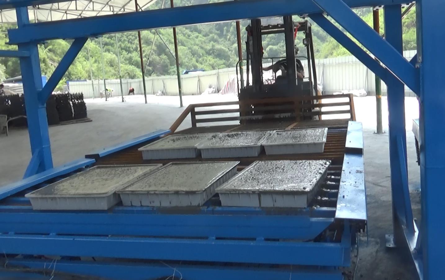 小型預(yù)制構(gòu)件生產(chǎn)線(xiàn)工作現(xiàn)場(chǎng)